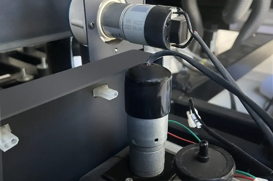 White ink circulation with stirring system reduces pigment sedimentation, enhancing brightness, coverage, and interlayer adhesion, ideal for high-adhesion materials like glass, metal, and acrylic on the JW-2513 UV flatbed printer