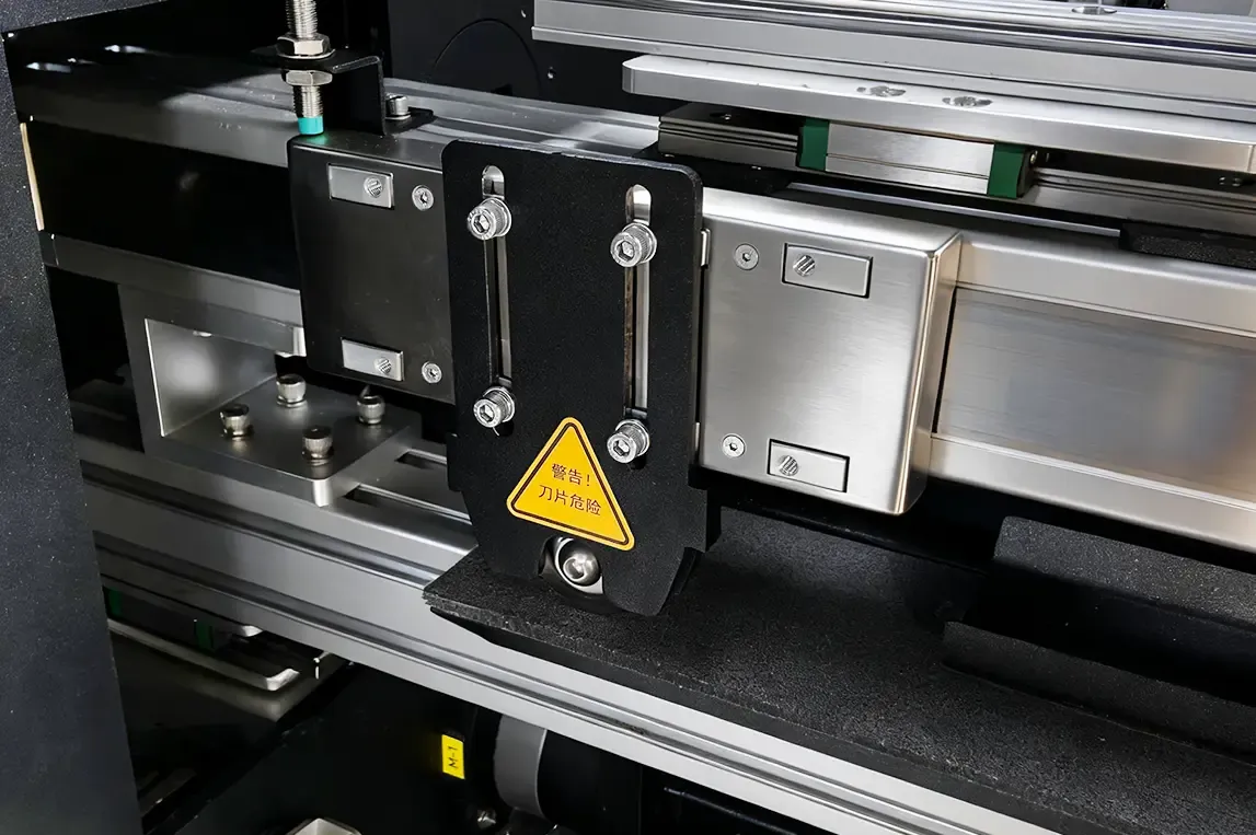 Close-up of tungsten steel blade structure with one X-knife, featuring automatic cutting line recognition