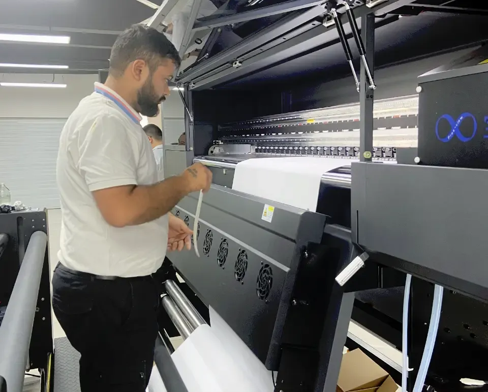 Kỹ sư Ấn Độ đang thực hiện thử in UV với sự hỗ trợ từ kỹ sư kỹ thuật của Baosiwei.