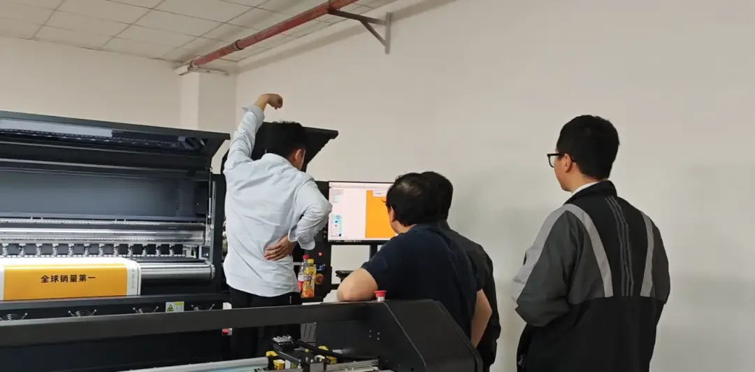 Baosiwei installation site with dedicated engineer providing hands-on training and machine debugging for digital printing equipment.
