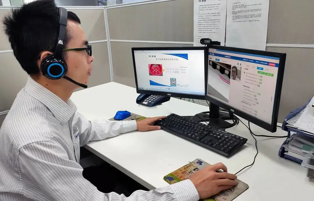 Baosiwei technical engineer providing online troubleshooting and remote support via dedicated service app to assist customers with printer repair.