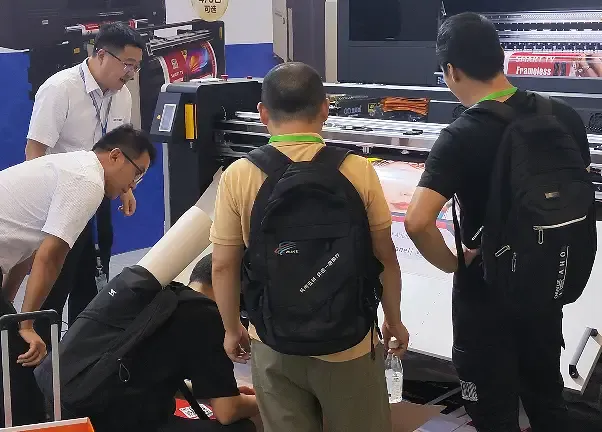 Baosiwei 16-head 8-color digital carton printer running continuously at exhibition for customer samples