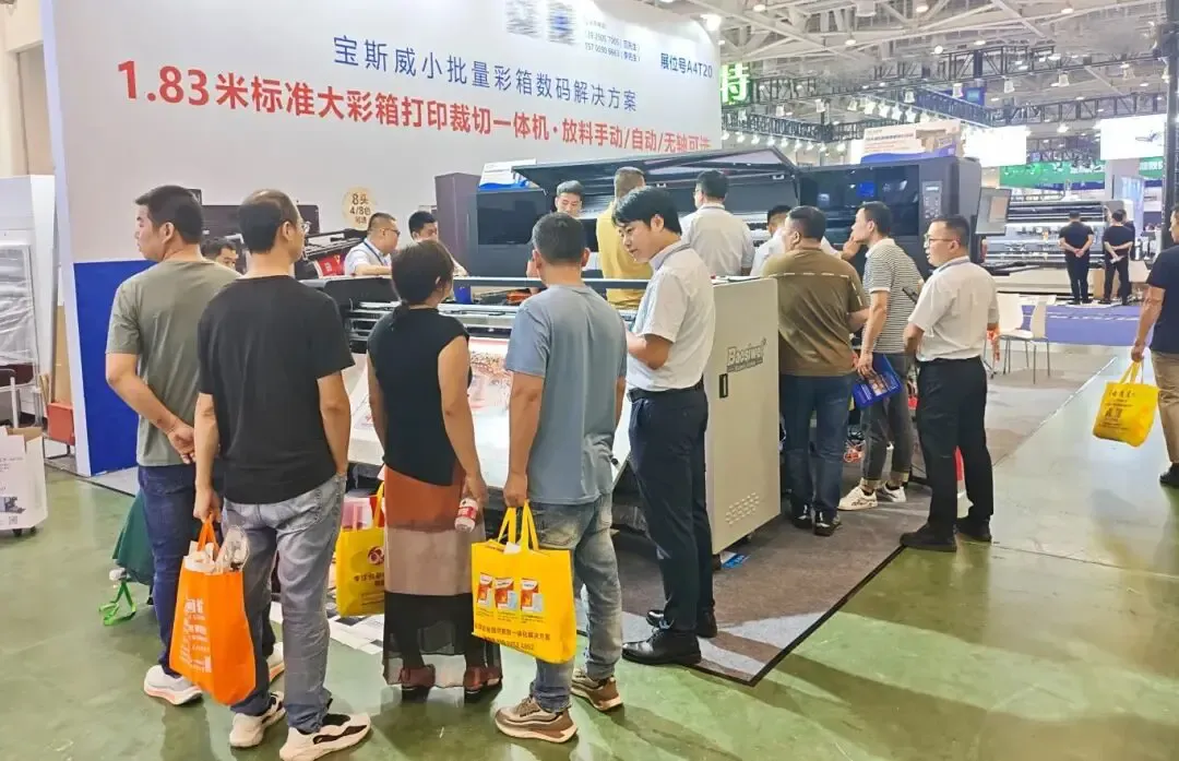 Baosiwei 16-head 8-color digital carton printer at exhibition with visitors