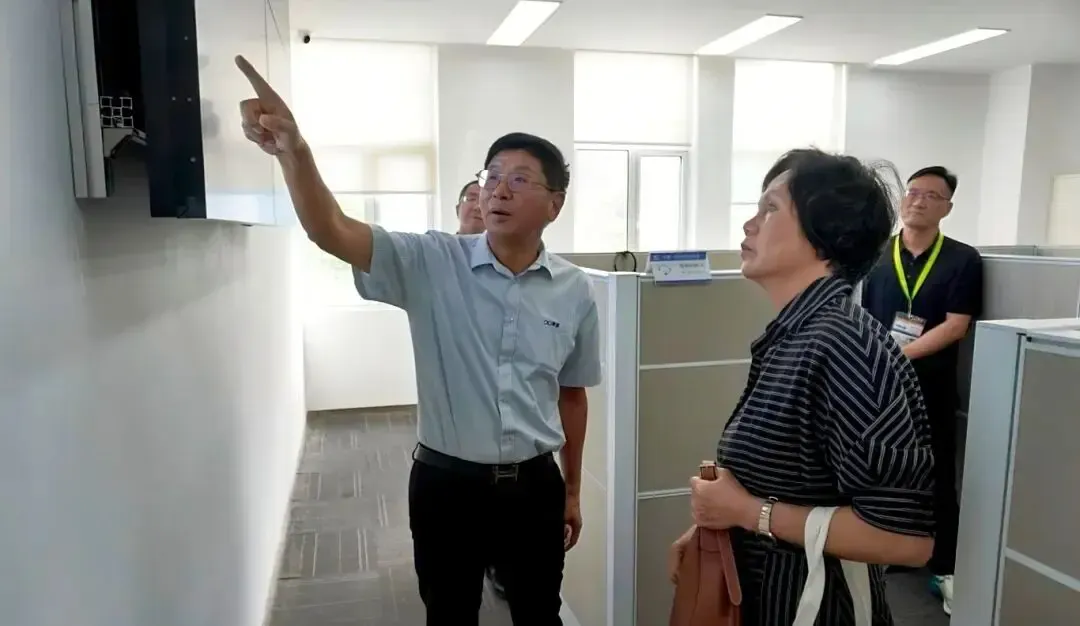 Tổng giám đốc Fan của Baosiwei giới thiệu hệ thống sửa chữa một chạm và trung tâm dịch vụ hậu mãi cho các thành viên Hiệp hội Bao bì