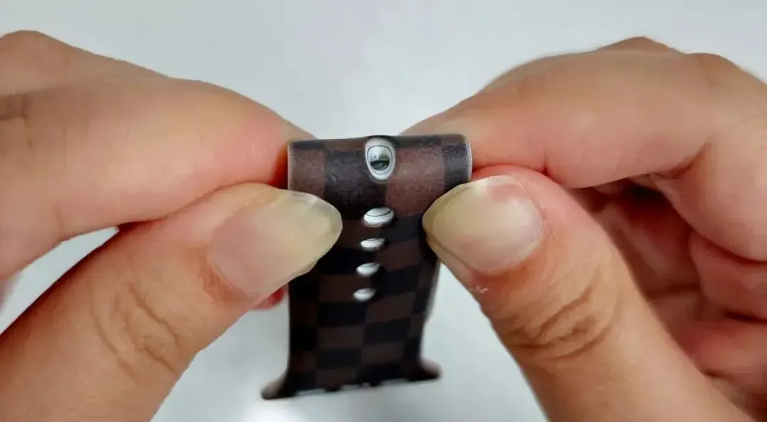 Flexibility test of a Baosiwei latex-printed watch band showing the pattern bending without cracking