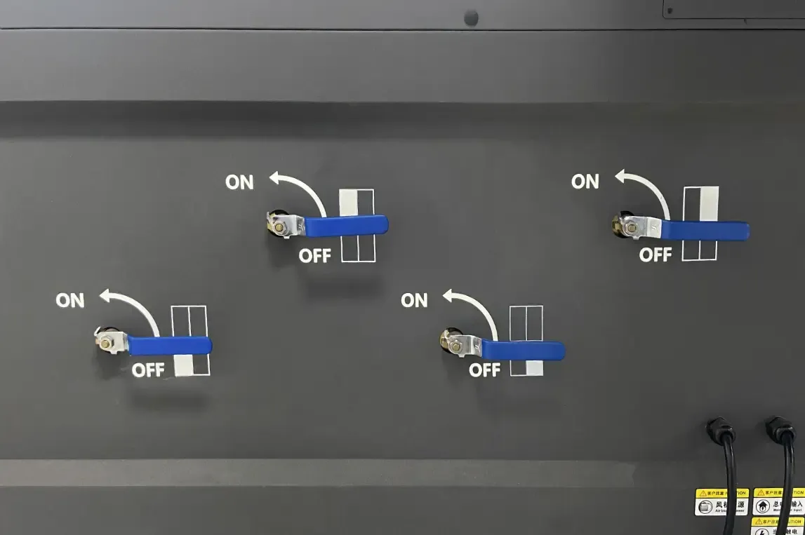 Four-zone independent vacuum adsorption system, allowing adjustable suction based on material size, type, and thickness, ensuring stable hold and high-precision output on the JW-2513 UV flatbed printer