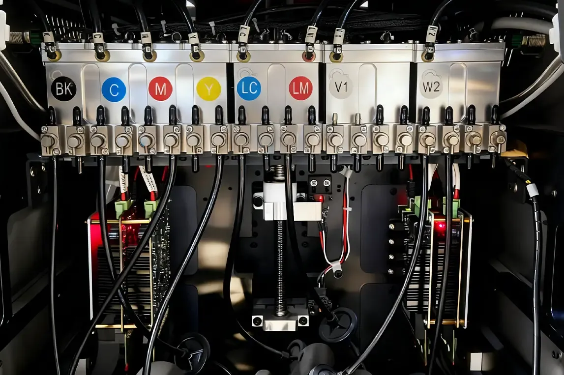 Dual negative-pressure ink supply system maintaining consistent pressure for color, white, and varnish inks, preventing ink breaks and streaks during high-speed printing on the JW-2513 UV flatbed printer for reliable, high-quality output.