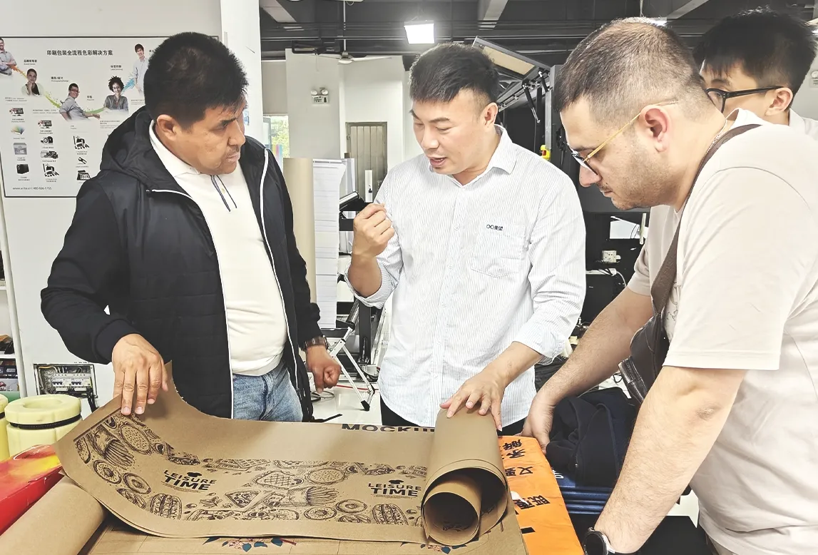 宝斯威工程师在客户来访期间介绍打印材料及数码打印在工业生产中的应用方案。