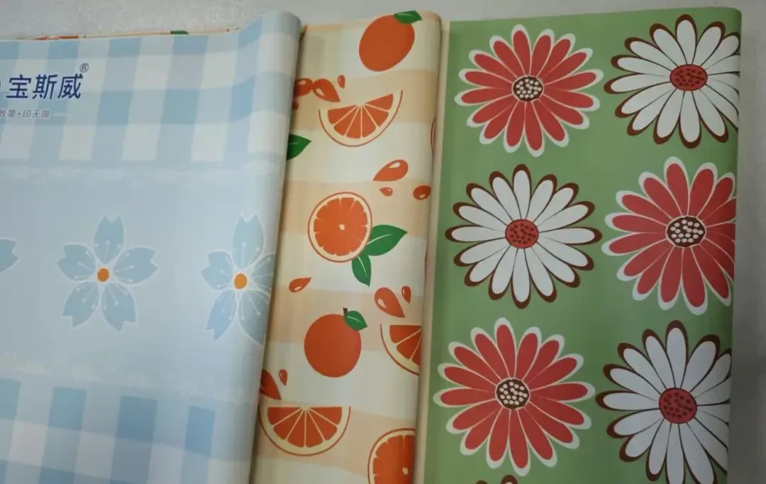 Baosiwei technician displaying eco-friendly tablecloth sample printed with Baosiwei weak solvent ink – odorless, environmentally compliant, and more competitive in the market