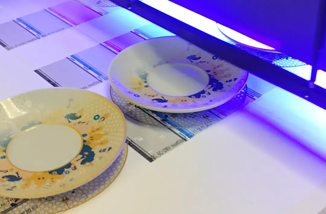 Close-up of high-drop UV printing on plate surface, printed and finished in one step, precise color layering and sharp edges