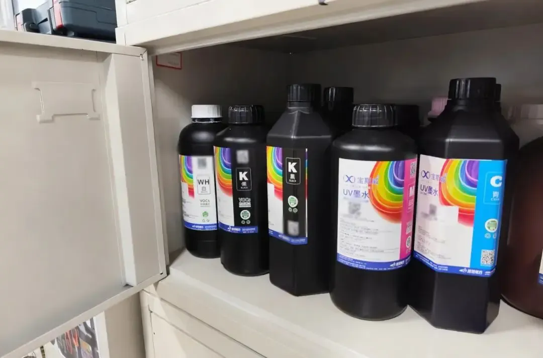 Baosiwei printer ink bottles neatly stored inside a cabinet, illustrating winter ink management guidelines; inks should be kept at 15–26°C to maintain fluidity and prevent printhead clogging