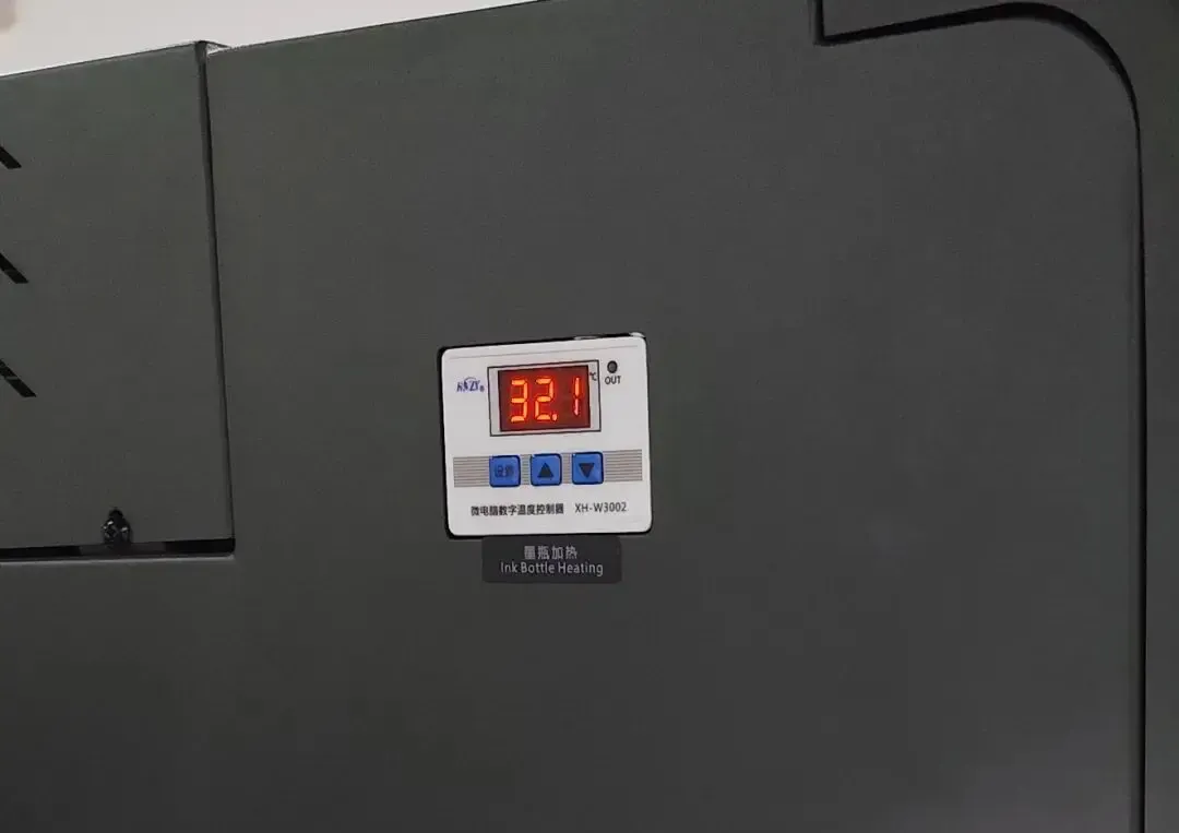 Digital temperature controller showing 32.1°C, illustrating printhead maintenance and preheating guidelines; the carriage base heater should be activated before printing, with the P1 temperature set to around 32°C
